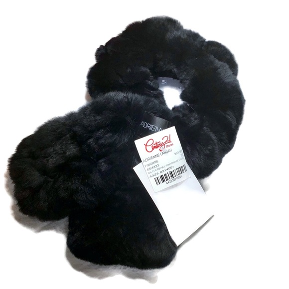 🔥NWT $365 ADRIENNE LANDAU BLACK GENUINE RABBIT FUR POM POM SCARF - SOLD OUT! 🔥 - Picture 8 of 8